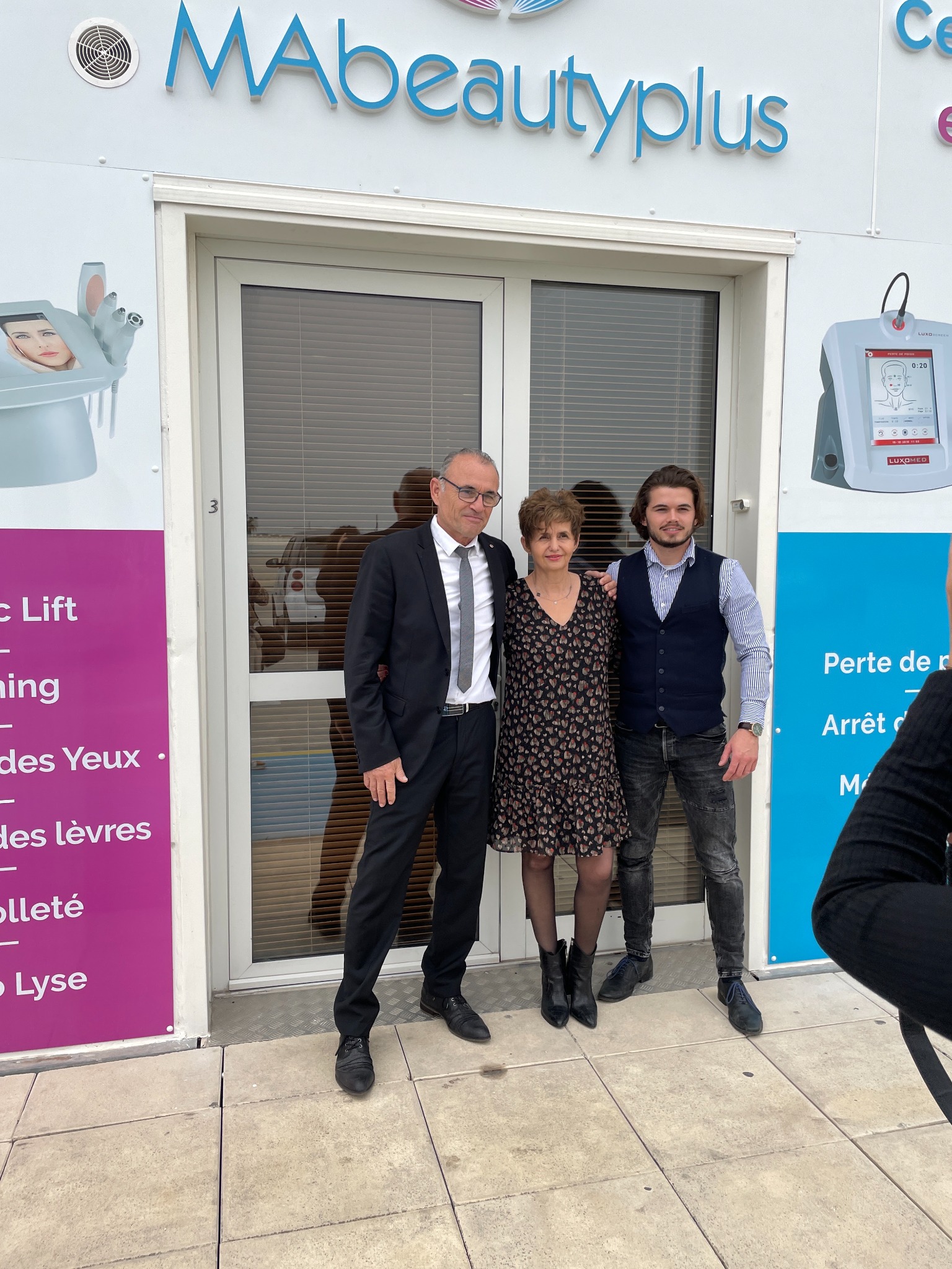 Nicolas Maurey avec ses parents devant le premier centre MAbeautyplus au Grau-du-Roi